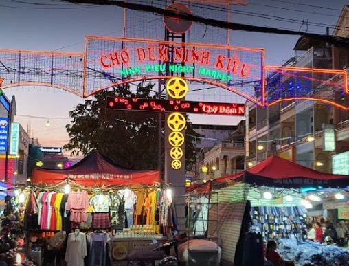 Ninh-Kieu-night-market-mekong-delta-vietnam